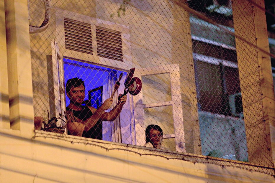 Brasileiros batem panelas para protestar contra a inação do presidente brasileiro para travar a epidemia de Covid-19