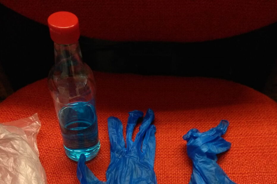 Liquido não rotulado e máscaras de papel: O kit de proteção entregue a trabalhadores TAP