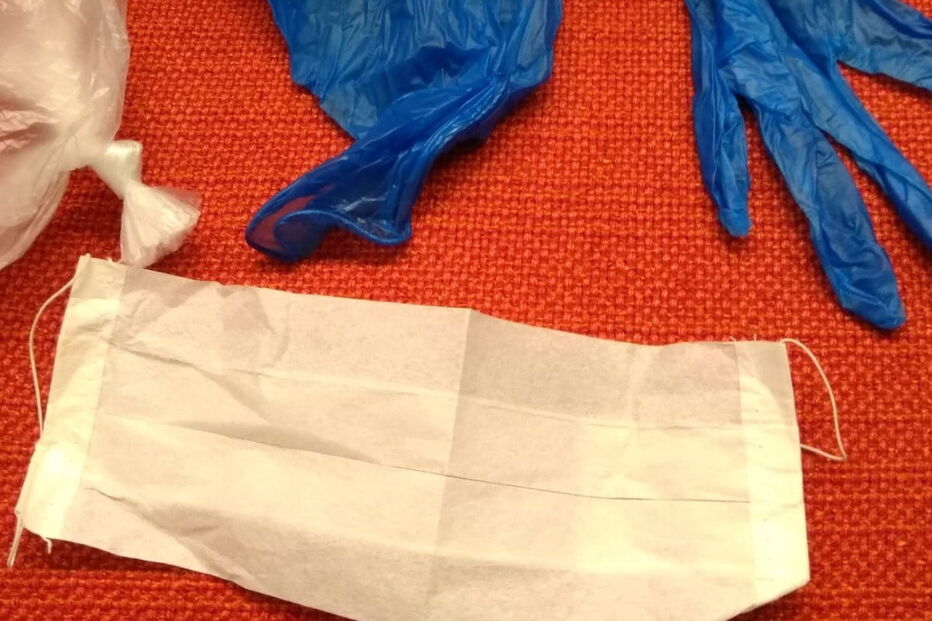 Liquido não rotulado e máscaras de papel: O kit de proteção entregue a trabalhadores TAP	