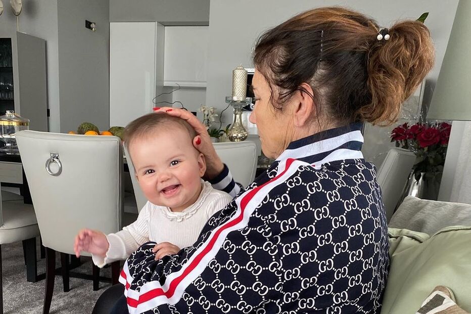 Dolores Aveiro em casa com a neta Valentina