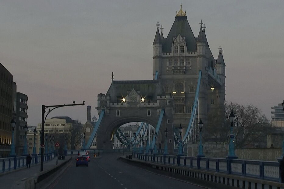 Ruas de Londres continuam vazias devido à pandemia de coronavírus