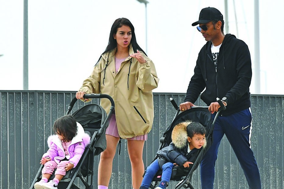 Georgina Rodriguez fura quarentena para passeio à beira-mar 