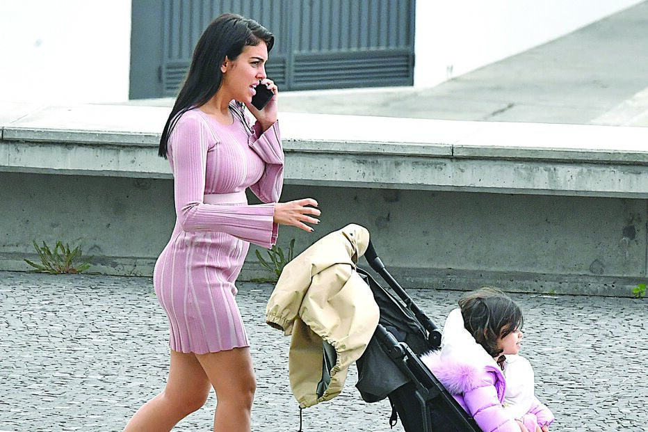 Georgina Rodriguez fura quarentena para passeio à beira-mar 