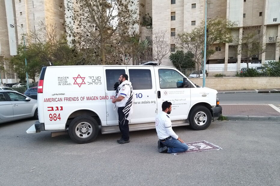 Paramédico muçulmano e colega judeu rezam juntos durante pausa do trabalho