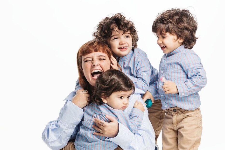 Carolina Deslandes e os filhos: Santiago, Benjamim e Guilherme