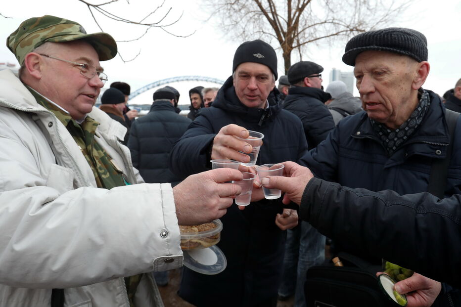 Populares bebem vinho em Minsk, na Bielorrússia