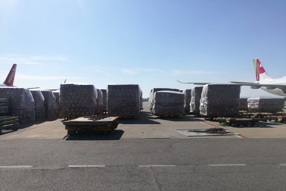 Primeiro avião com equipamento médico já chegou ao Porto	