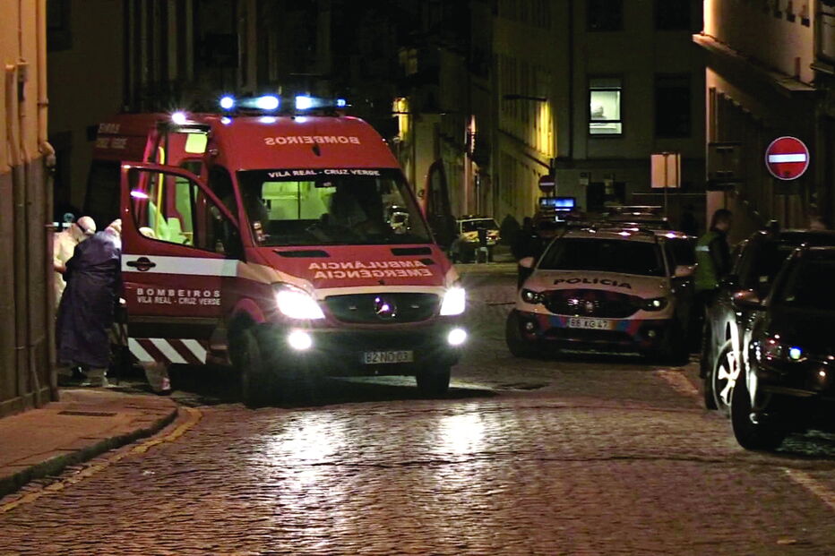 Idosos infetados do Lar Nossa Senhora das Dores, em Vila Real, foram transportados para um hospital daquela cidade  