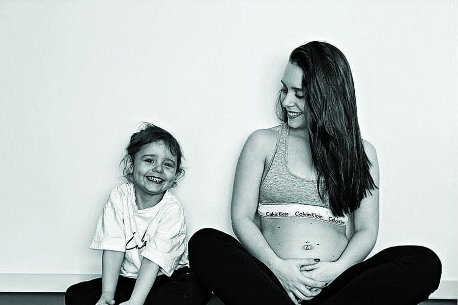 Matilde, mulher de Bruno Fernandes, e a filha do casal