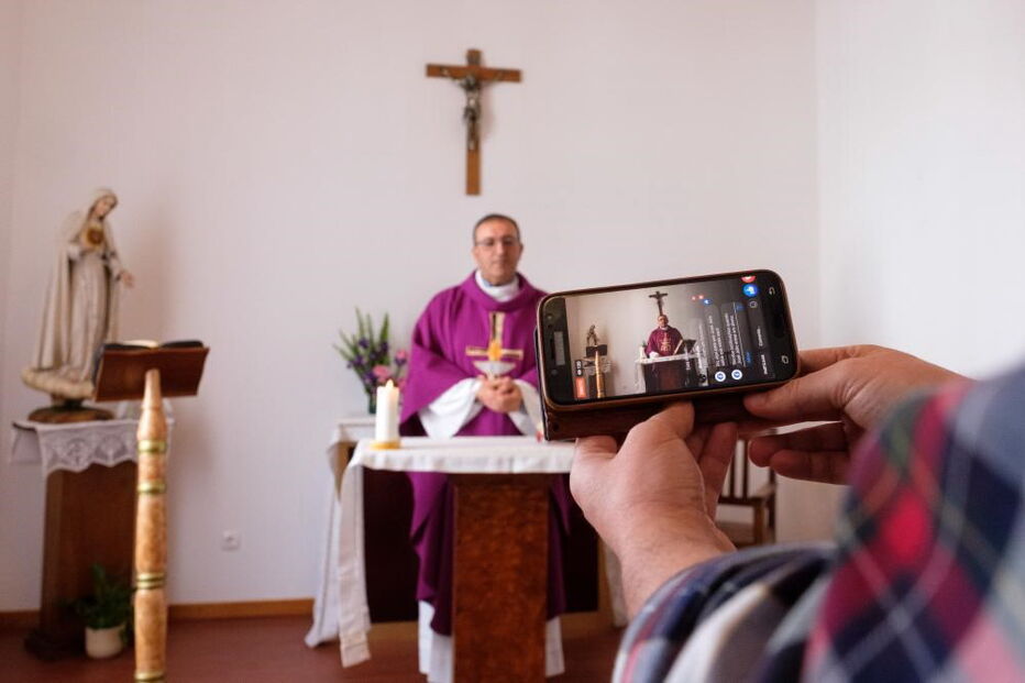 Quando a missa e as palavras de conforto chegam pelas redes sociais em tempos de pandemia