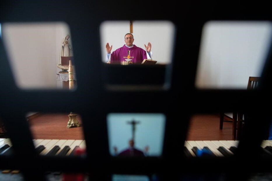 Quando a missa e as palavras de conforto chegam pelas redes sociais em tempos de pandemia