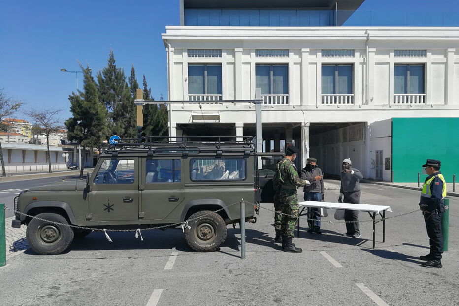 Forças Armadas distribuem refeições aos sem-abrigo em Lisboa durante Estado de Emergência