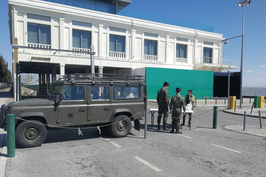 Forças Armadas distribuem refeições aos sem-abrigo em Lisboa durante Estado de Emergência