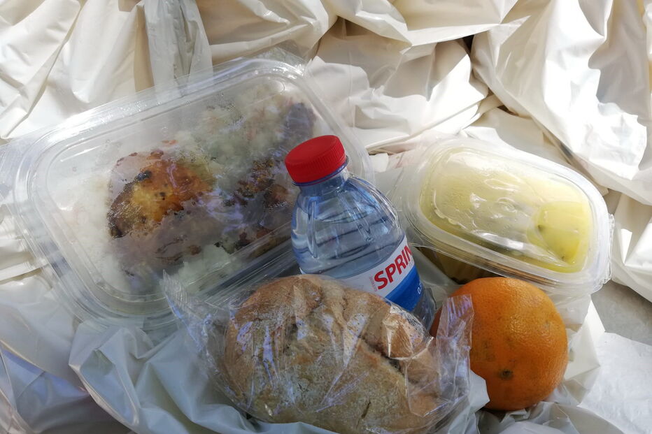 Forças Armadas distribuem refeições aos sem-abrigo em Lisboa durante Estado de Emergência