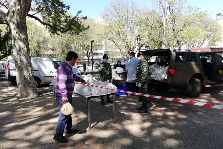 Forças Armadas distribuem refeições aos sem-abrigo em Lisboa durante Estado de Emergência