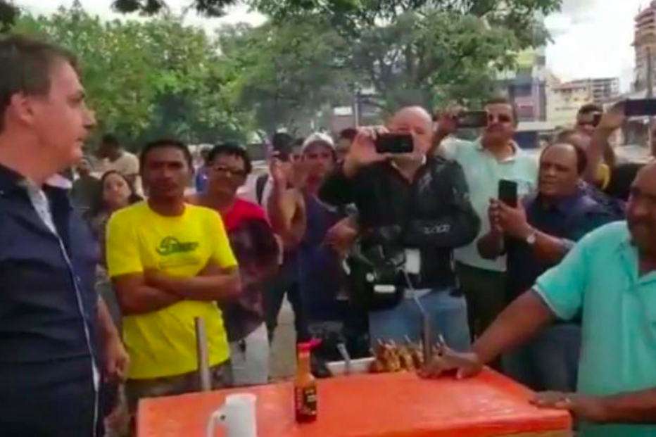 Bolsonaro ignora conselhos de ministro da saúde e cumprimenta comerciantes em Brasília