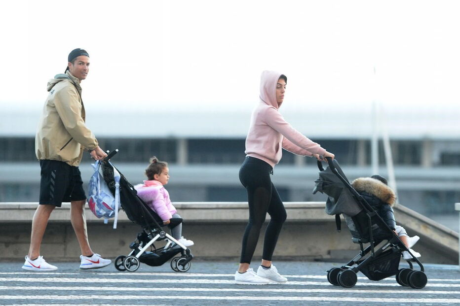 Cristiano Ronaldo passeia no Funchal com a família