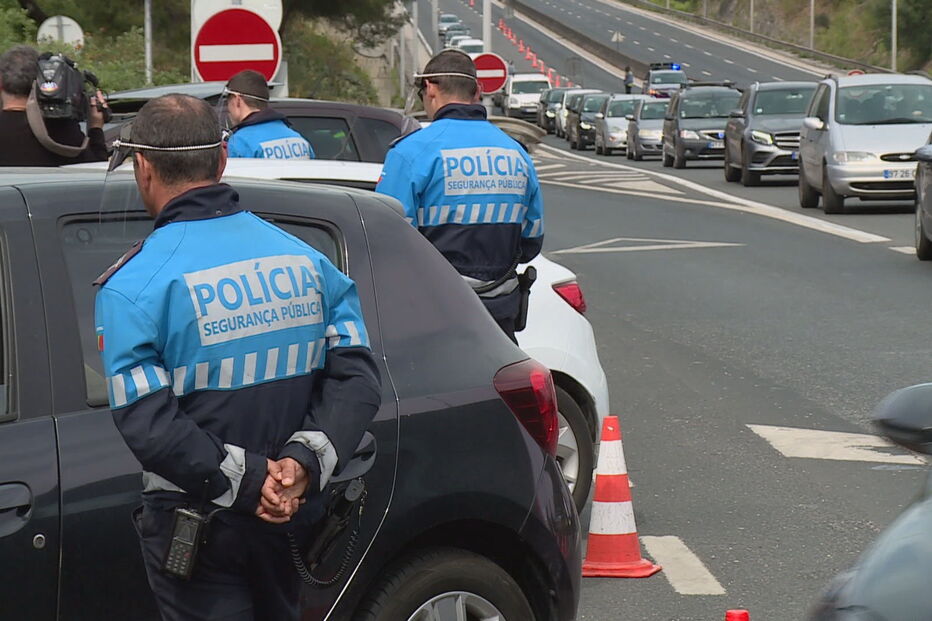 2020-03-30_10_27_03 Polícia volta a controlar carro a carro na Ponte 25 de Abril no sentido Lisboa-Almada. Veja as imagens.jpg