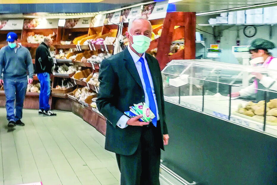 Marcelo Rebelo de Sousa vai às compras de máscara em Cascais 