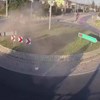 Carro a alta velocidade sobrevoa rotunda e cai em cemitério na Polónia