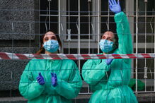 Profissionais de saúde que combatem coronavírus em Madrid