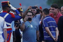 Jair Bolsonaro volta a violar e a criticar isolamento e abraça apoiantes na rua