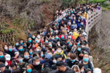 Milhares de turistas passeiam em massa em vários pontos de interesse da China durante o fim de semana