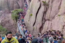 Milhares de turistas passeiam em massa em vários pontos de interesse da China durante o fim de semana