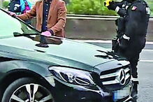 Um condutor nervoso e pouco colaborante, apanhado esta quarta-feira na operação da PSP na Ponte 25 de Abril, passou sobre dois pinos e ao fazer marcha-atrás quase atingiu um polícia. um agente teve de lhe apontar uma taser. Foi identificado. justificou que tinha pressa para ir buscar as filhas porque tem guarda partilhada.