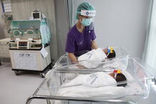 Viseiras contra coronavírus transformam bebés em príncipes e princesas