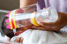 Viseiras contra coronavírus transformam bebés em príncipes e princesas