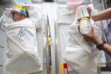 Viseiras contra coronavírus transformam bebés em príncipes e princesas