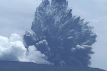 Vulcão Krakatoa entra em erupção na Indonésia