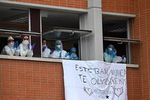 Profissionais de saúde choram perda de enfermeiro que esteve na frente da luta contra o coronavírus	