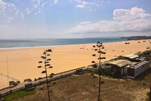 Praia da Rocha deserta em dias de Páscoa. Um dos areais mais visitados do Algarve como nunca o viu