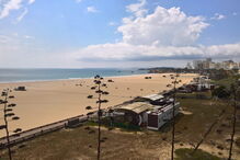 Praia da Rocha deserta em dias de Páscoa. Um dos areais mais visitados do Algarve como nunca o viu