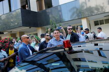 Bolsonaro limpa o nariz com o punho e depois usa a mesma mão para cumprimentar idosos