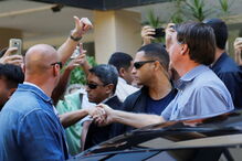 Bolsonaro limpa o nariz com o punho e depois usa a mesma mão para cumprimentar idosos