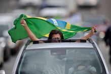 Apoiantes de Bolsonaro pedem intervenção militar para acabar com isolamento do coronavírus no Brasil