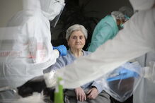 Idosos de lar fazem testes de despiste ao coronavírus em Santa Maria da Feira