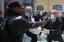 De luvas e máscara, Marcelo ajudou na distribuição de comida a quem precisa