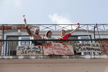 Populares cantam à varanda a canção 