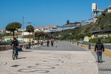 População sai à rua para aproveitar o sol em Sines durante Estado de Emergência