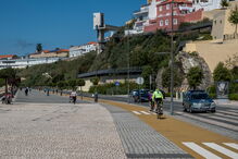 População sai à rua para aproveitar o sol em Sines durante Estado de Emergência