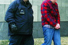 Miguel Cadilhe (à direita na foto) matou o pai com 28 facadas 