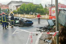 Casal ferido em violenta colisão contra muro em Famalicão. Veja as imagens