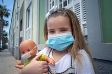 Criança com máscara