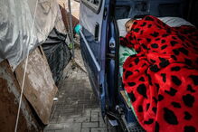 Uma viagem às ruas de Lisboa: Famílias vivem acampadas ao relento enquanto esperam por casas