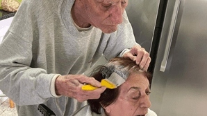 "Faz tudo para que a minha avó se sinta bonita": Avô de 92 anos pinta o cabelo à mulher durante quarentena