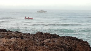 Marinha e Força Aérea realizam buscas por pescador desaparecido em Cascais